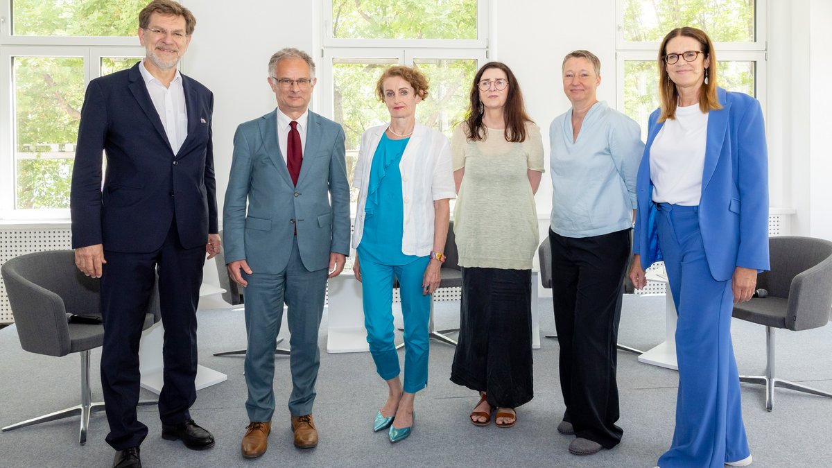 Sozialpartner präsentieren Reformpaket für zukunftssicheres Pensionssystem Das Bild zeigt sechs Personen stehend vor einem Fenster. v.l.: Mag. Andreas Zakostelsky, Obmann des Fachverbandes der Pensions- und Vorsorgekassen WKÖ, Bundesminister für Finanzen Dr. Markus Marterbauer, Vorsitzende der Alterssicherungskommission Mag.a Christine Mayrhuber, Bundesgeschäftsführerin des ÖGB Dr. Helene Schuberth, AK Abteilungsleiterin Sozialpolitik Maga. Sybille Pirklbauer, Moderatorin Hanna Kordik.