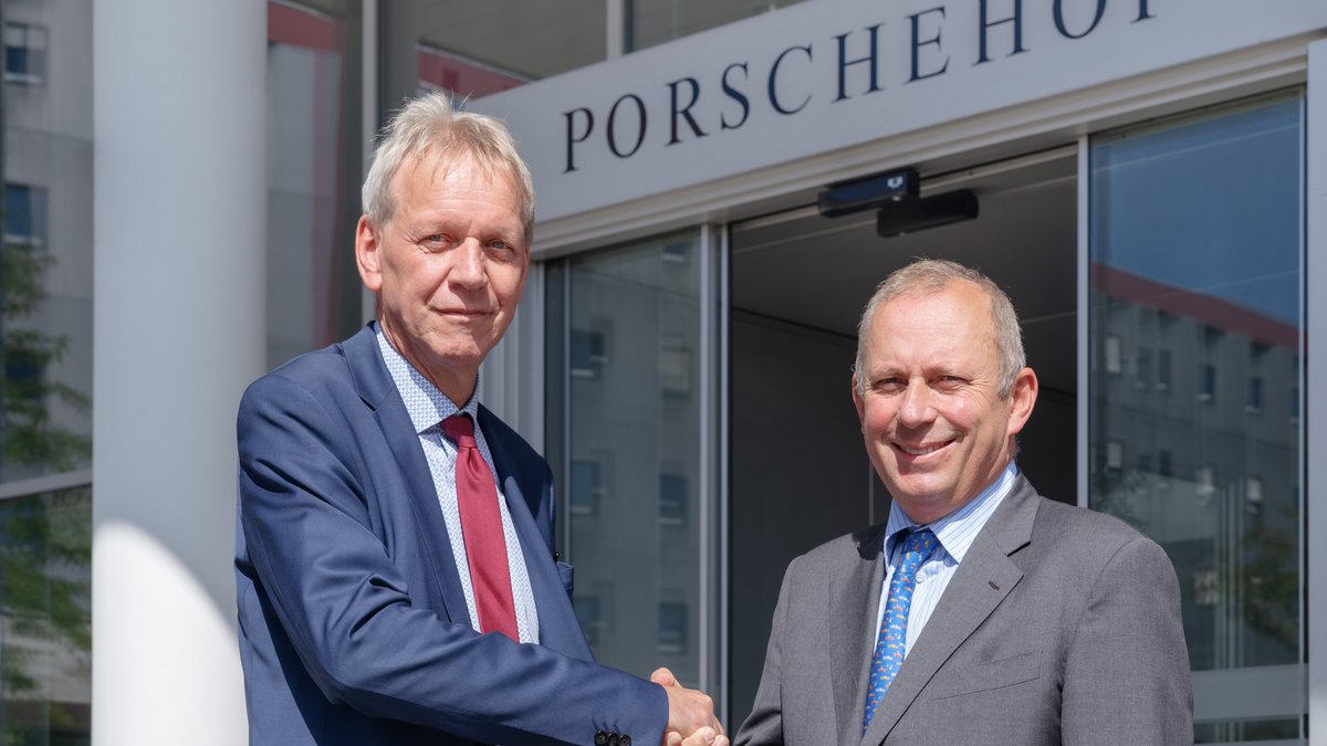 VBV-Pensionskasse übernimmt Porsche-Pensionskasse Gernot Heschl (links) beim Handshake mit Hans Peter Schützinger