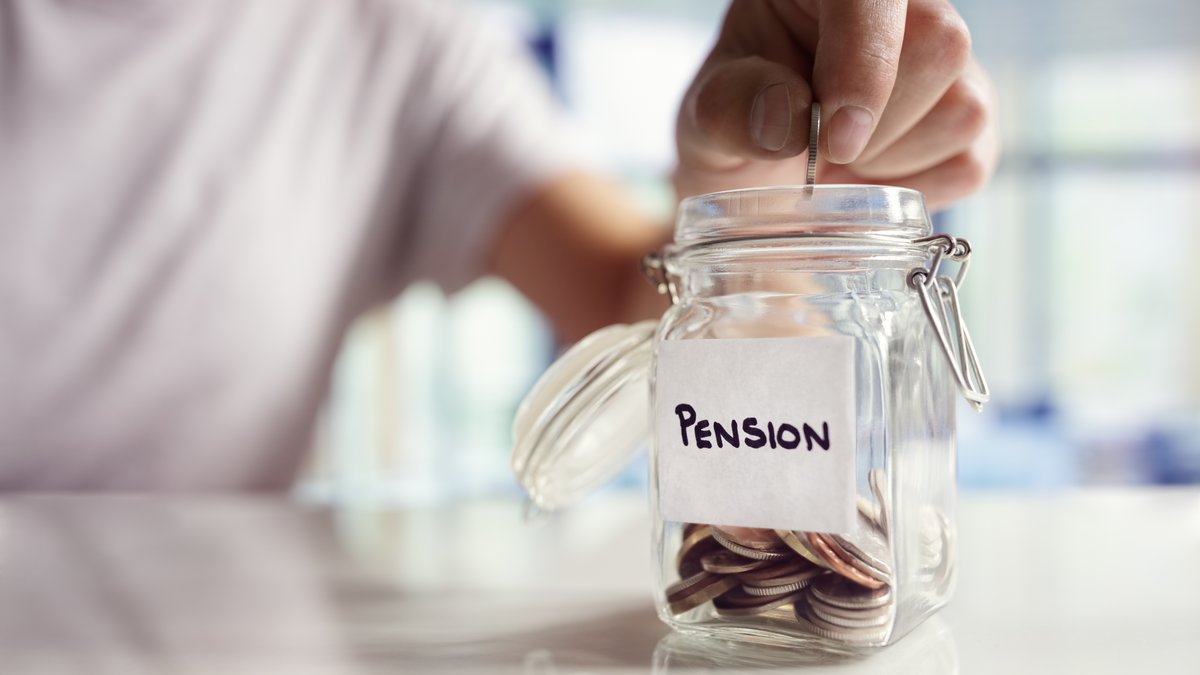 Eigenbeiträge Pensionskasse Das Bild zeigt, die ein Mann Münzen in ein Glas mit der Aufschrift Pension wirft
