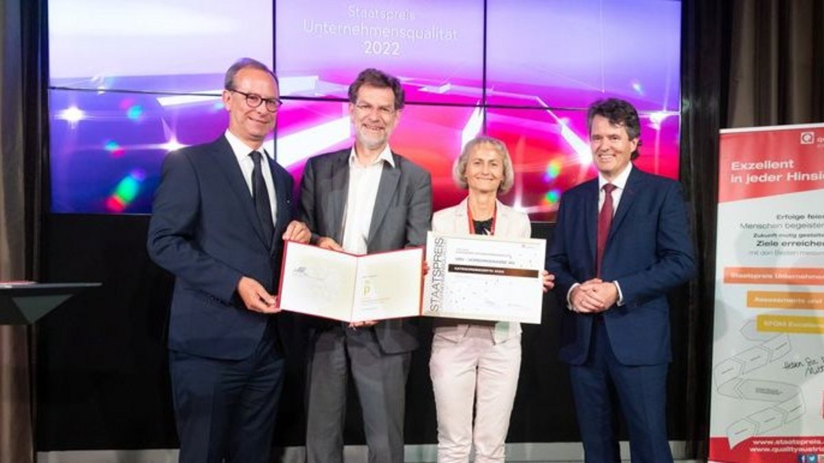 Staatspreis Unternehmensqualität 2022 VBV-Vorsorgekasse bei der Entgegennahme der Auszeichnung