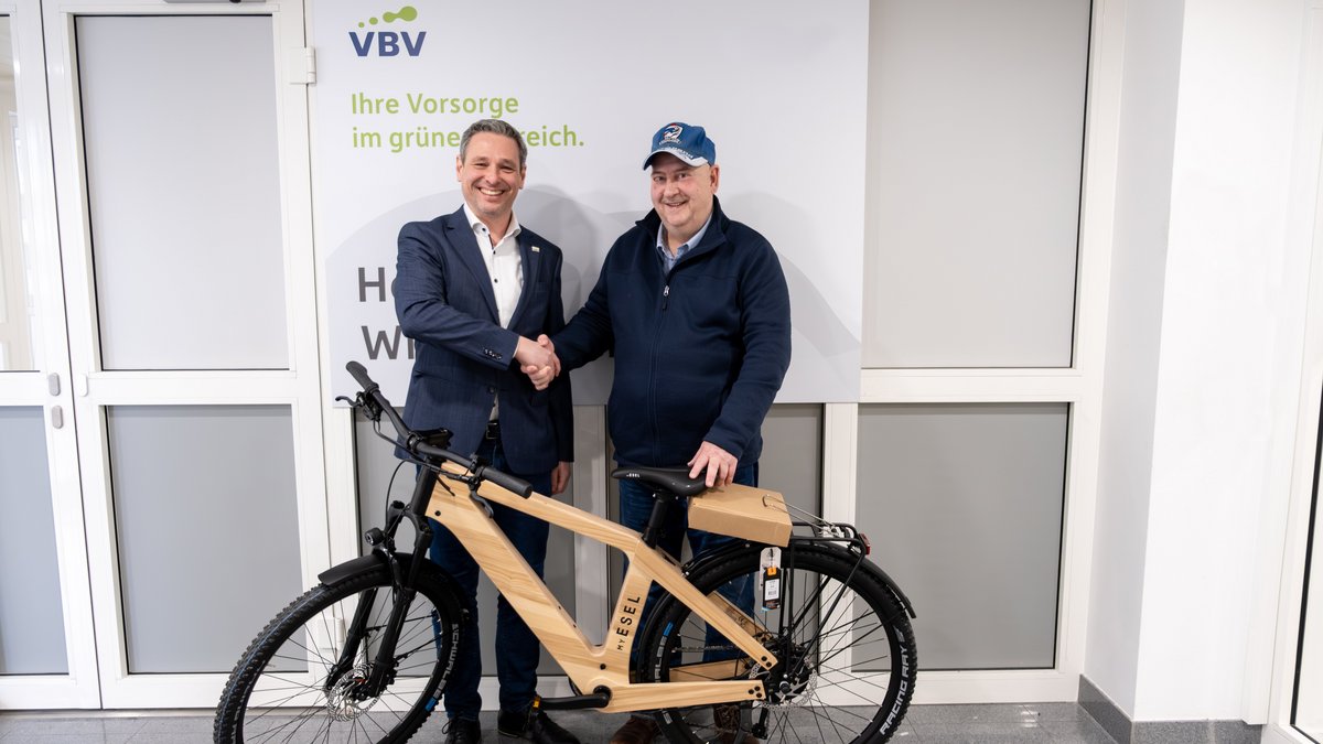 Das Foto zeigt den Gewinner des E-Bikes zusammen mit Clemens Buchmayer, Bereichsleiter Vertrieb & Kundenservice
