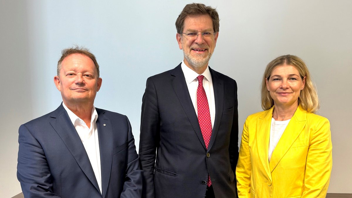 Andreas Zakostelsky, Obmann des Fachverbandes der Pensions- und Vorsorgekassen Personen von links nach rechts: Dir. Andreas Csurda, Mag. Andreas Zakostelsky, Mag. Beate Wolf