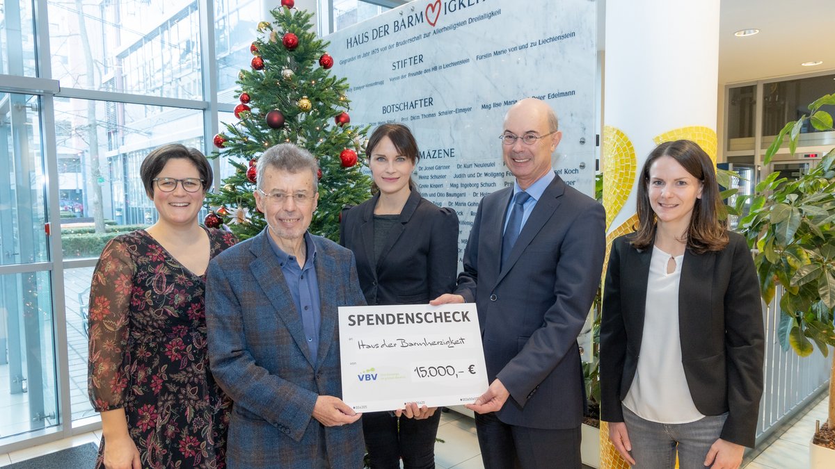 2024_Spendenübergabe Haus der Barmherzigkeit Mitarbeiter:innen und Vorstand des Haus der Barmherzigkeit nehmen einen Spendenscheck der VBV-Pensionskasse in der Höhe von 15.000€ entgegen