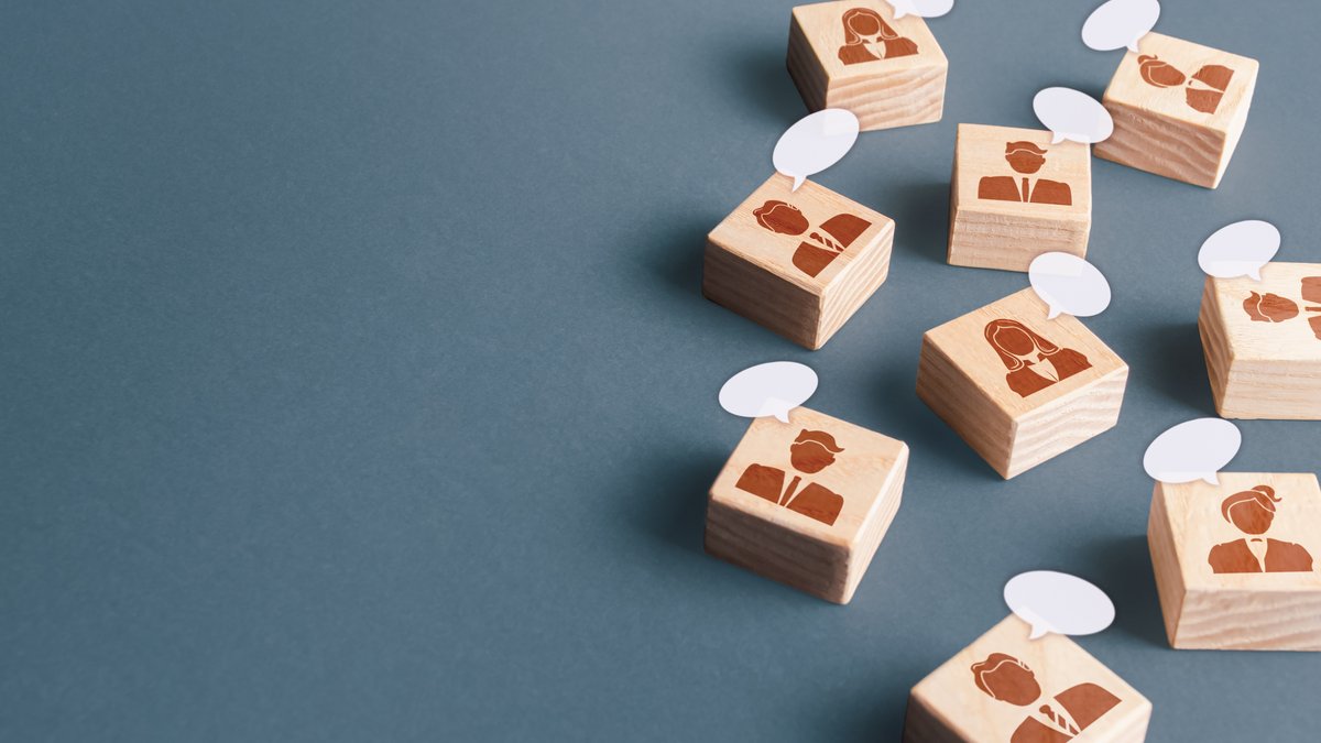 Kundenbefragung VBV-Pensionskasse Holzbausteine mit stilisierten Menschen in Businesskleidung, jeweils mit einer kleinen weißen Sprechblase.