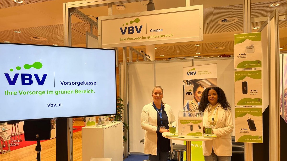 Gewinn Infoday 2025 2 Mitarbeiterinnen der VBV beim Messestand.