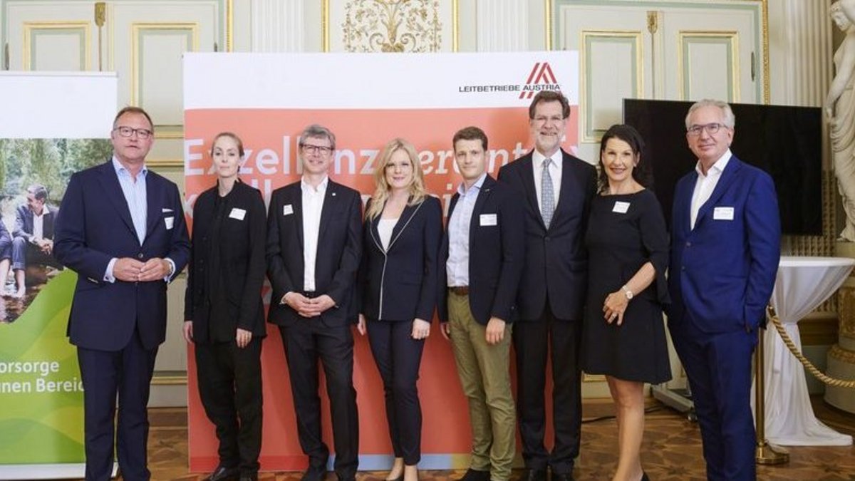 Themenabend Leitbetriebe v.l.n.r.: Wolfgang Kaps (Geschäftsführer Sanofi-Aventis), Alexandra Althoff (stv. künstlerische Direktorin Burgtheater), Rudolf Schrefl (CEO Drei Österreich), Monica Rintersbacher (Geschäftsführerin Leitbetriebe Austria), Markus Sturm (CEO TGW Mechanics), Andreas Zakostelsky (Generaldirektor VBV-Vorsorgekasse), Manuela Lindlbauer (Geschäftsführerin Lindlpower Personalmanagement, UNIT-Leiterin und Beirätin Leitbetriebe Austria), Thomas Angermair (Partner DORDA Rechtsanwälte)