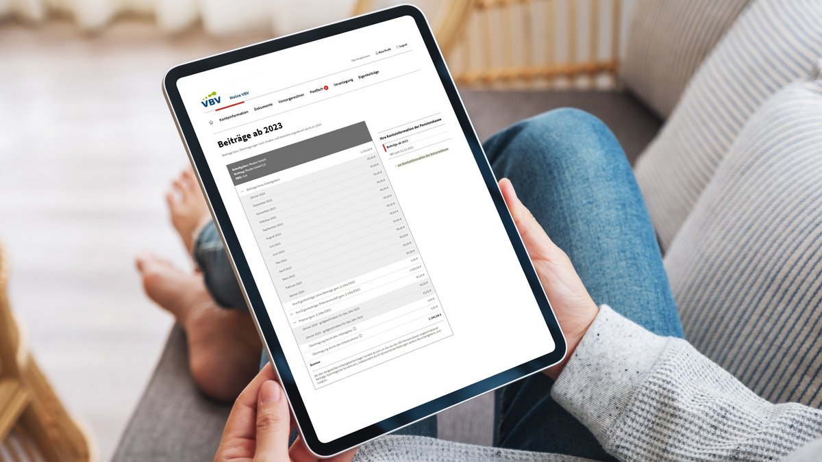 Meine VBV Eingezahlte Beiträge Eine Frau sieht sich die einbezahlten Beiträge im Onlineservice Meine VBV auf einem Tablet an