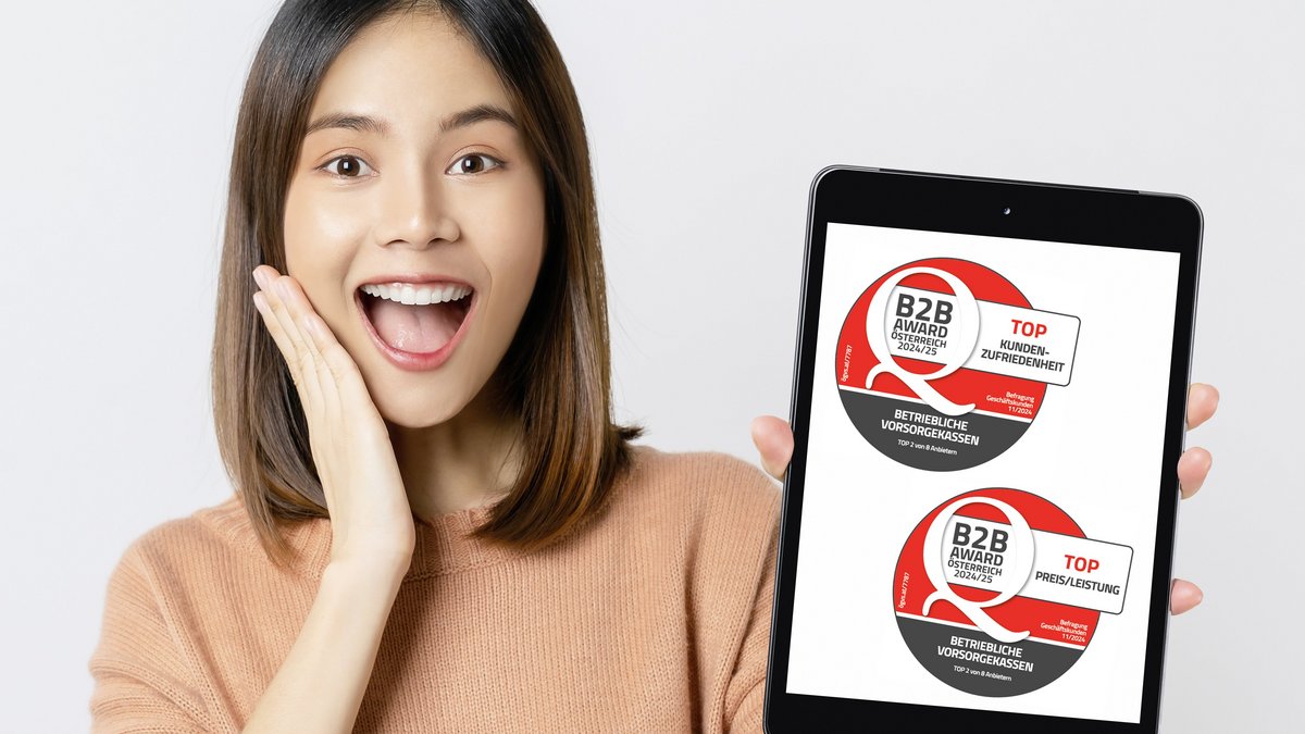 Frau mit Tablet und den ÖGVS Siegeln Das Bild zeigt eine Frau mit Tablet auf dem die Siegel des B2B Award Österreich 2024/25 mit denen die VBV-Vorsorgekasse in den Bereichen Top-Kundenzufriedenheit und Top-Preisleistung ausgezeichnet wurde.