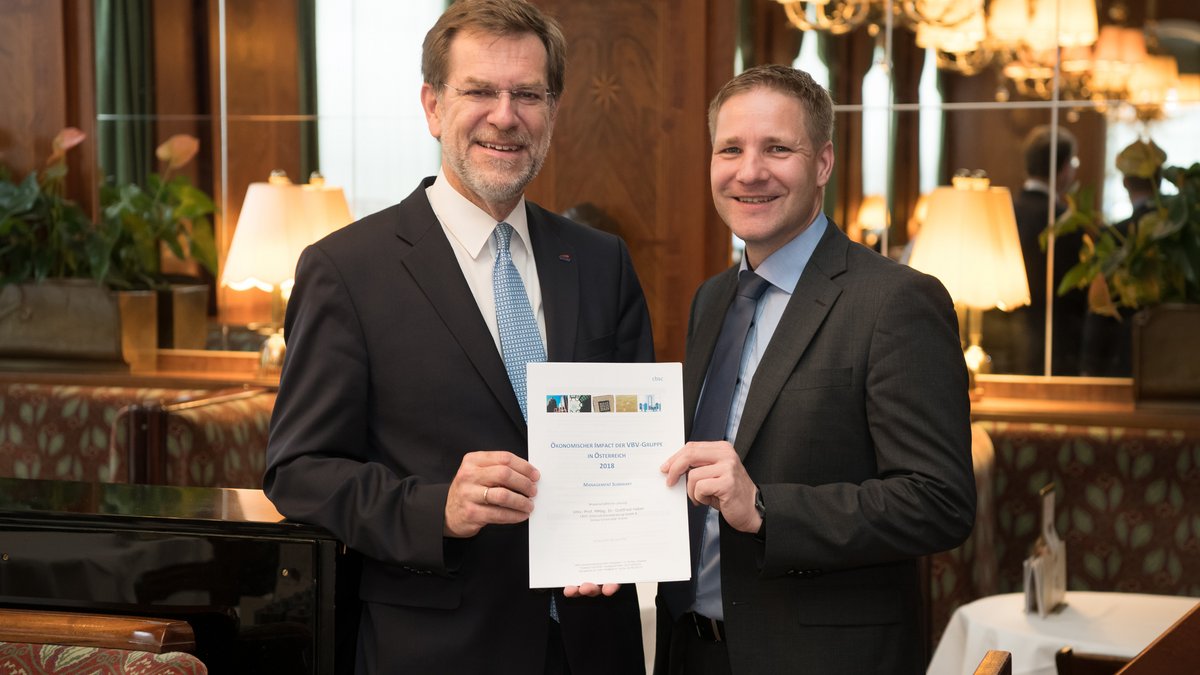 VBV Wertschöpfungsstudie Ergebnispräsentation Mag. Andreas Zakostelsky, Generaldirektor der VBV Gruppe, und Univ.-Prof. MMag. Dr. Gottfried Haber, Wirtschaftswissenschaftler bei der Präsentation der Wertschöpfungsstudie.