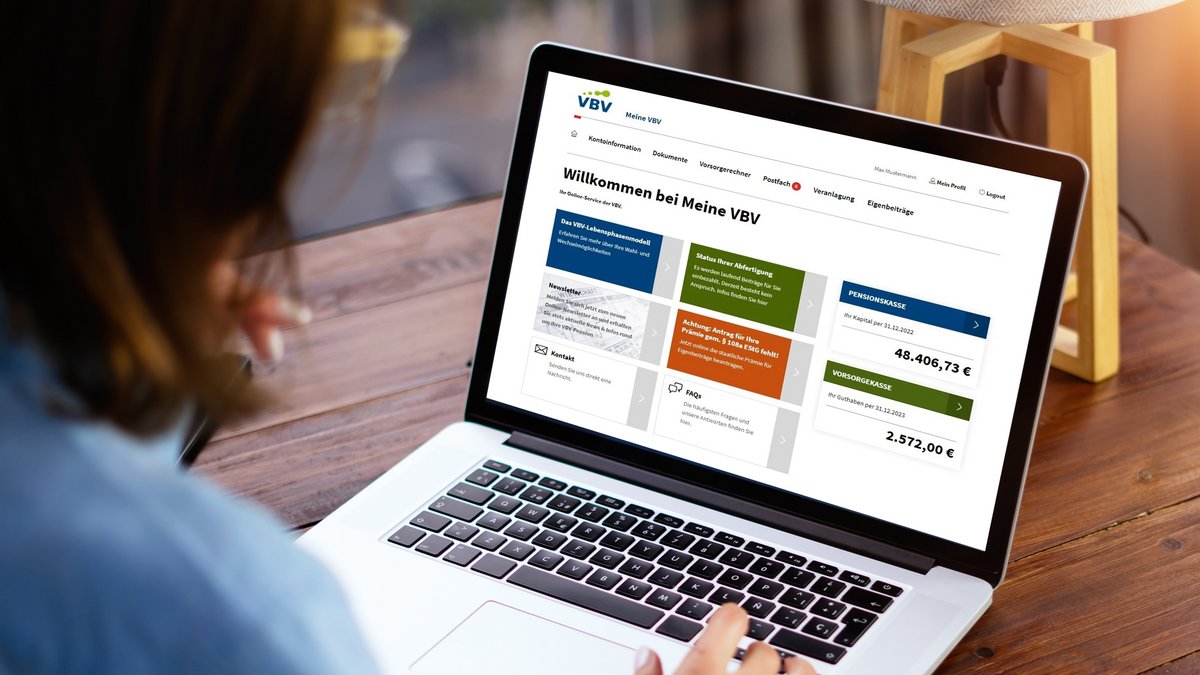 Frau nützt das Onlineservice Meine VBV am Laptop Eine Frau nützt das Onlineservice Meine VBV am Laptop. Das Dashboard wird angezeigt.