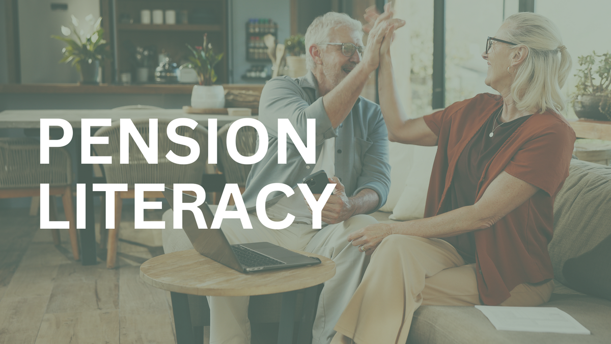 Pension Literacy Das Bild zeigt zwei ältere Personen auf dem Sofa sitzend. Sie geben sich erfreut ein High-five. Im Vordergrund der Schriftzug: Pension Literacy