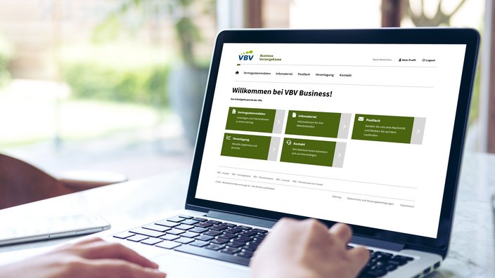 VBV Business Vorsorgekasse Dashboard am Laptop Am Tisch steht ein Laptop. Darauf zu sehen ist das Arbeitgeberportal VBV Business Vorsorgekasse, das Portal für Firmenkunden der VBV-Vorsorgekasse.