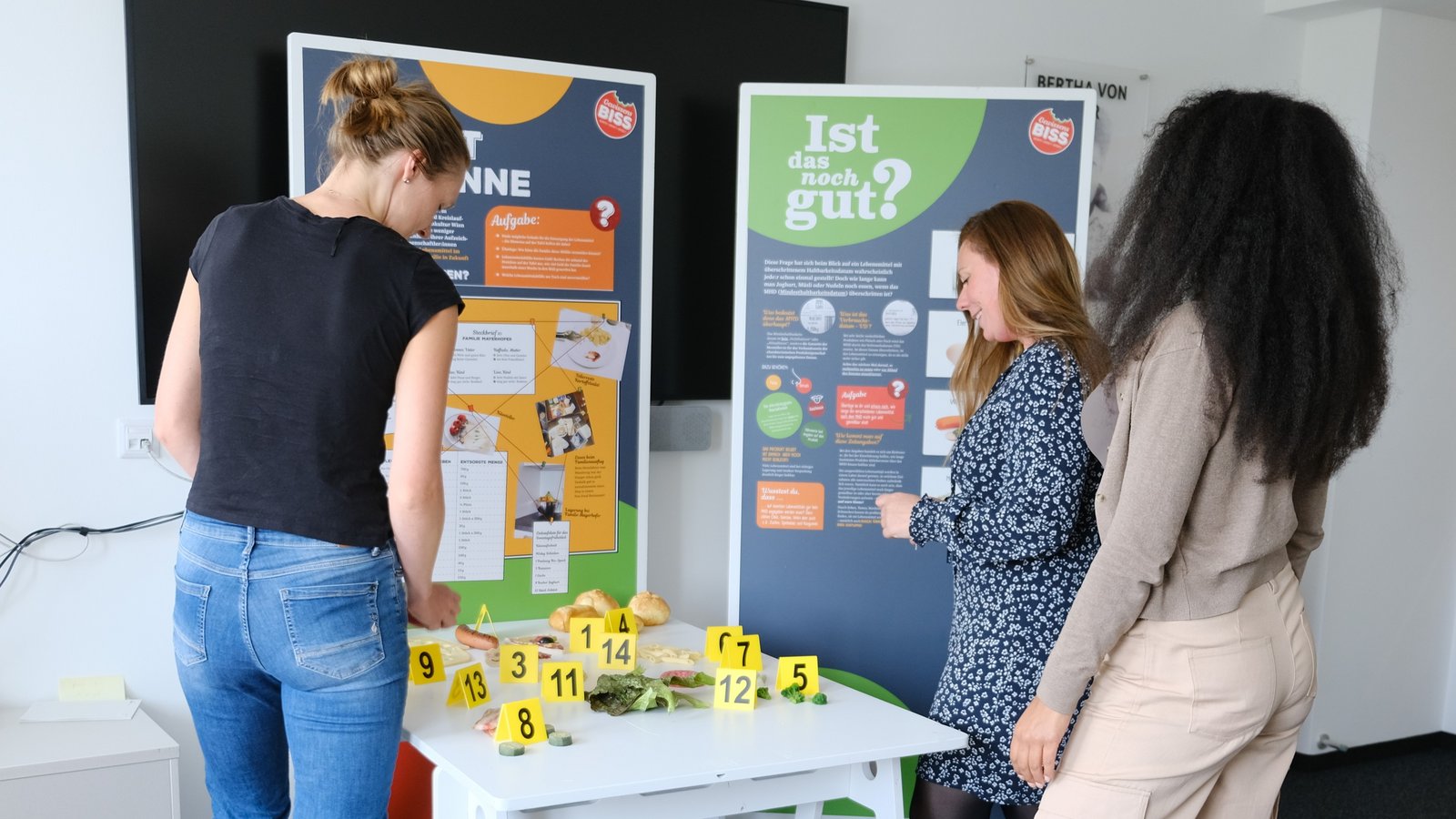 Mitarbeiter:innen der VBV-Gruppe bei der Wanderausstellung GewissensBiss